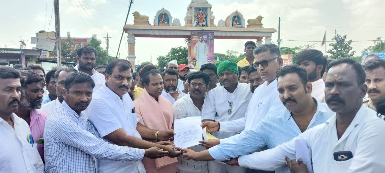 ಚಿತ್ತಾಪುರ ತಾಲೂಕಿನ ಕೋಲಿ ಸಮಾಜದ ದೇವಾನಂದ ಸಾವಿಗೆ ಕಾರಣರಾದವರನ್ನು ಬಂಧಿಸುವಂತೆ ಚವಡಾಪುರದಲ್ಲಿ ರಾಷ್ಟ್ರೀಯ ಹೆದ್ದಾರಿ ತಡೆದು ಪ್ರತಿಭಟನೆ ನಡೆಸಲಾಯಿತು.  | Kannada Prabha